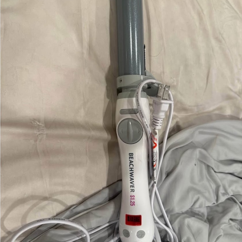 Beachwaver S1.25 Rotating Curling Iron in White and Gray